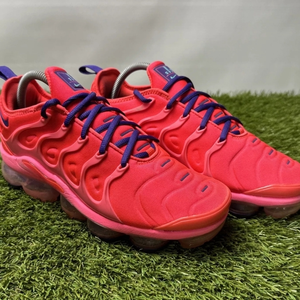 Nike VaporMax Plus Hot Pink Sneakers with Air Cushioning